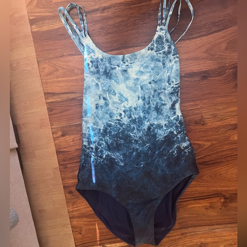 Lululemon one piece swimsuit size 4 (medium)
